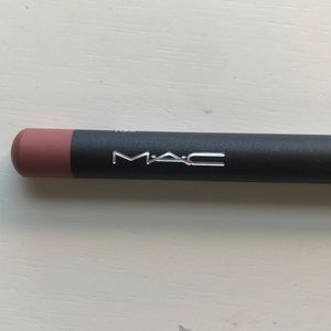 2/30 🐾 NWOT MAC lip pencil